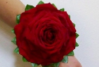 Kamelia z bordowej róży to bardzo stylowa ozdoba dla świdkowej.
